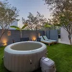 Hot Tub - 5 Min To Beaches - Private Garden - Netflix 펜션 *