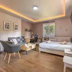 Hot Tub - 5 Min To Beaches - Private Garden - Netflix 펜션