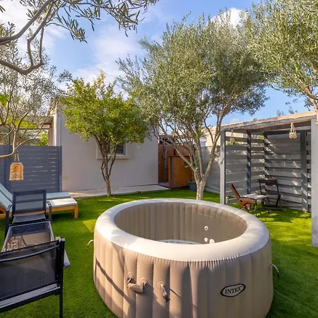 Holiday home The Away From With Hot Tub *