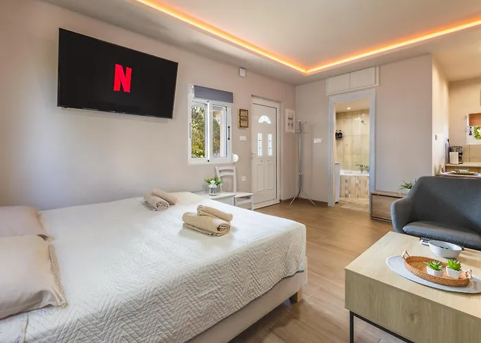 Hot Tub - 5 Min To Beaches - Private Garden - Netflix *