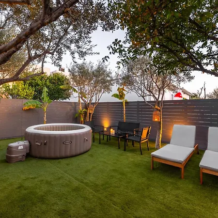 Hot Tub - 5 Min To Beaches - Private Garden - Netflix بيت للعطل *