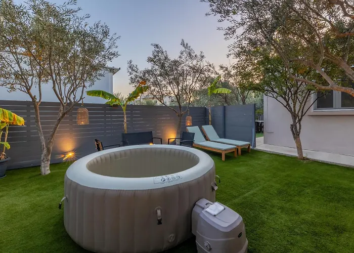 Hot Tub - 5 Min To Beaches - Private Garden - Netflix بيت للعطل *